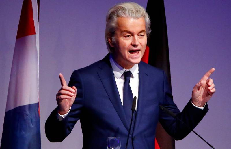 Geert Wilders er en kontroversiell politiker i Nederland, men partiet hans kan bli det største i parlamentet etter valget i mars. Her fra en tale i Koblenz i Tyskland i januar, der flere partier på ytre høyre i Europa var samlet. 