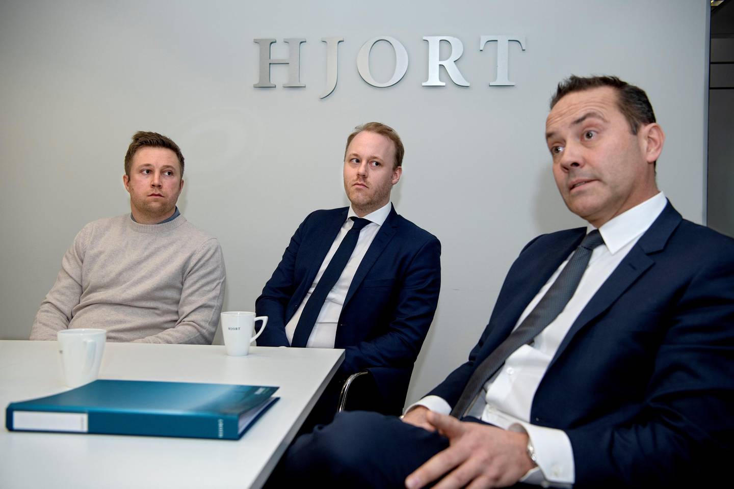 Advokater fra advokatfirmaet Hjort i Akersgata og en av klientene. De går til sak mot et helse- og omsorgsselskap som heter BAOS AS som har leid dem inn som «selvstendige konsulenter» i stedet for å gi dem fast jobb.