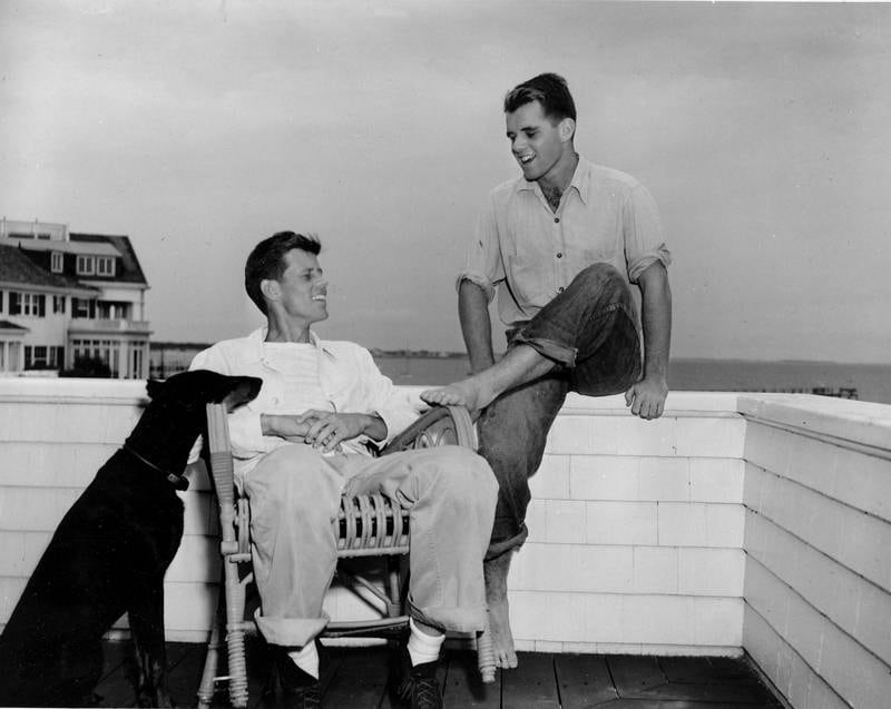 Hvite sokker i 1949. Her sammen med sin bror Robert. 
