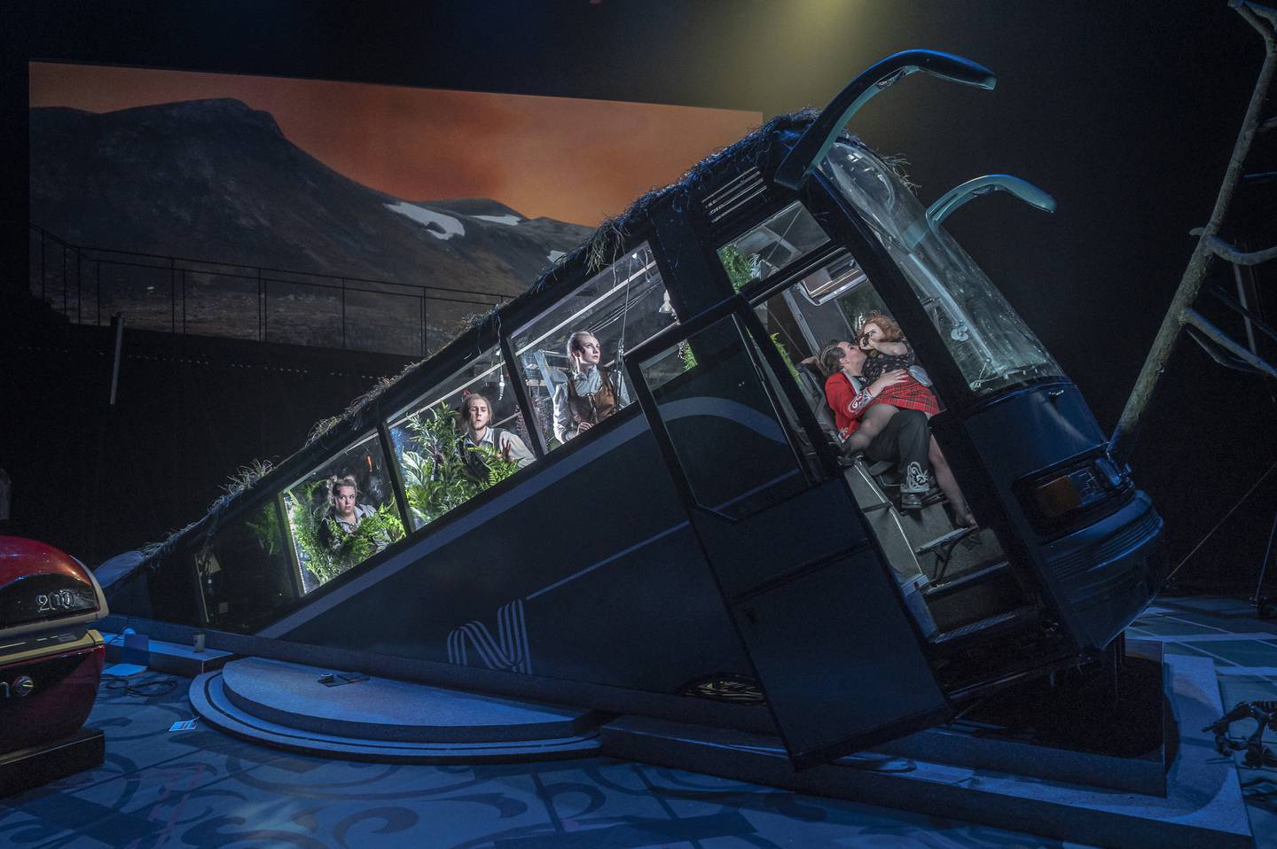 Buss for tog i «Tolvskillingsoperaen» på Det Norske Teatret, med Kristoffer Olsen som Mackie Kniven g Kjersti Dalseide som Polly i førersetet.