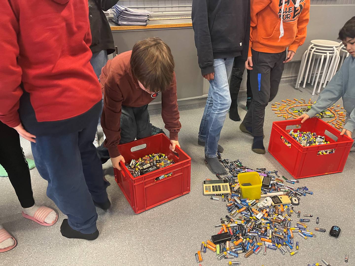 Når batteriene er sortert legges de i kasser. Senere leverer læreren dem til BatteriRetur.