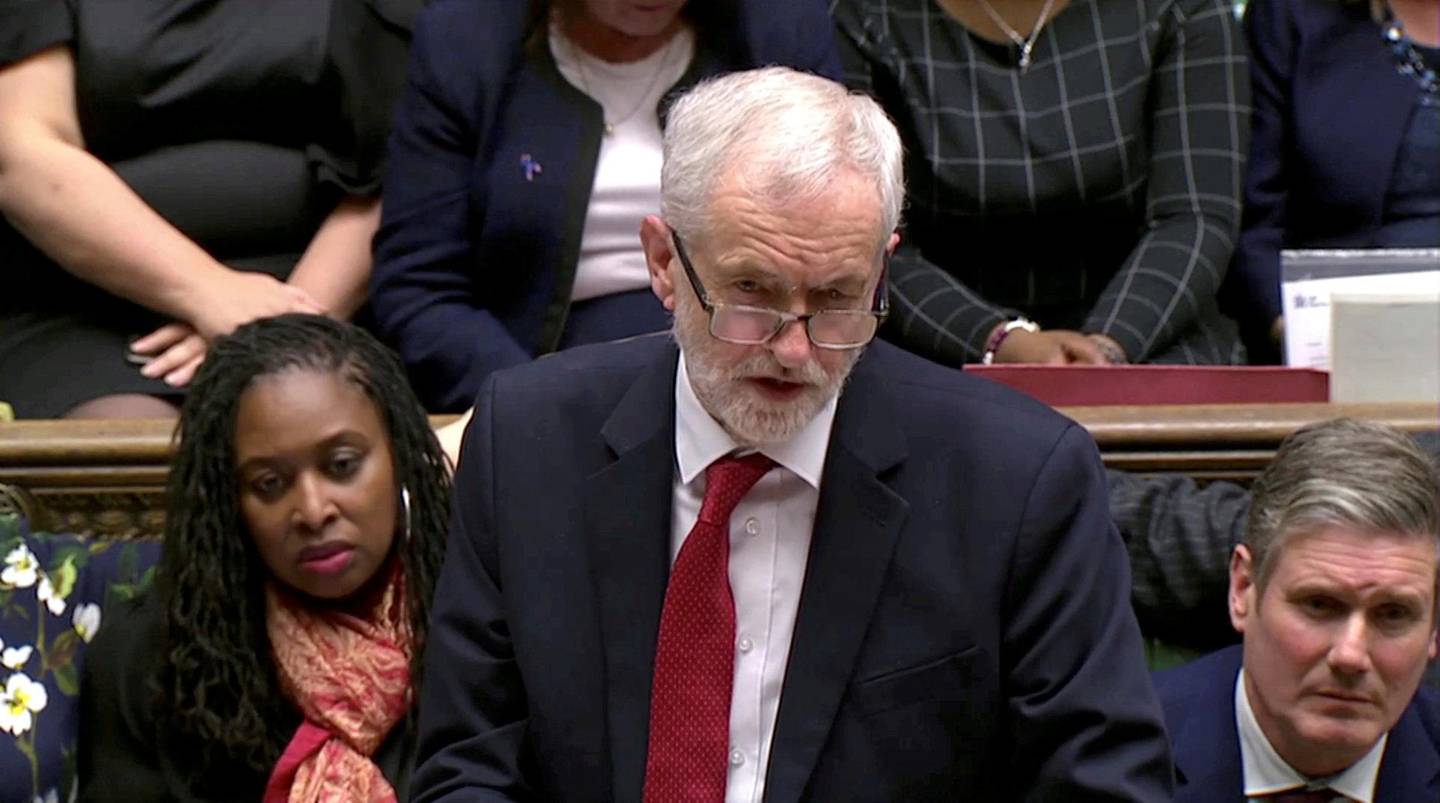PRESSES: Labour-leder Jeremy Corbyn er under press fra partifeller om å gå inn for ny folkeavstemning. FOTO: NTB SCANPIX