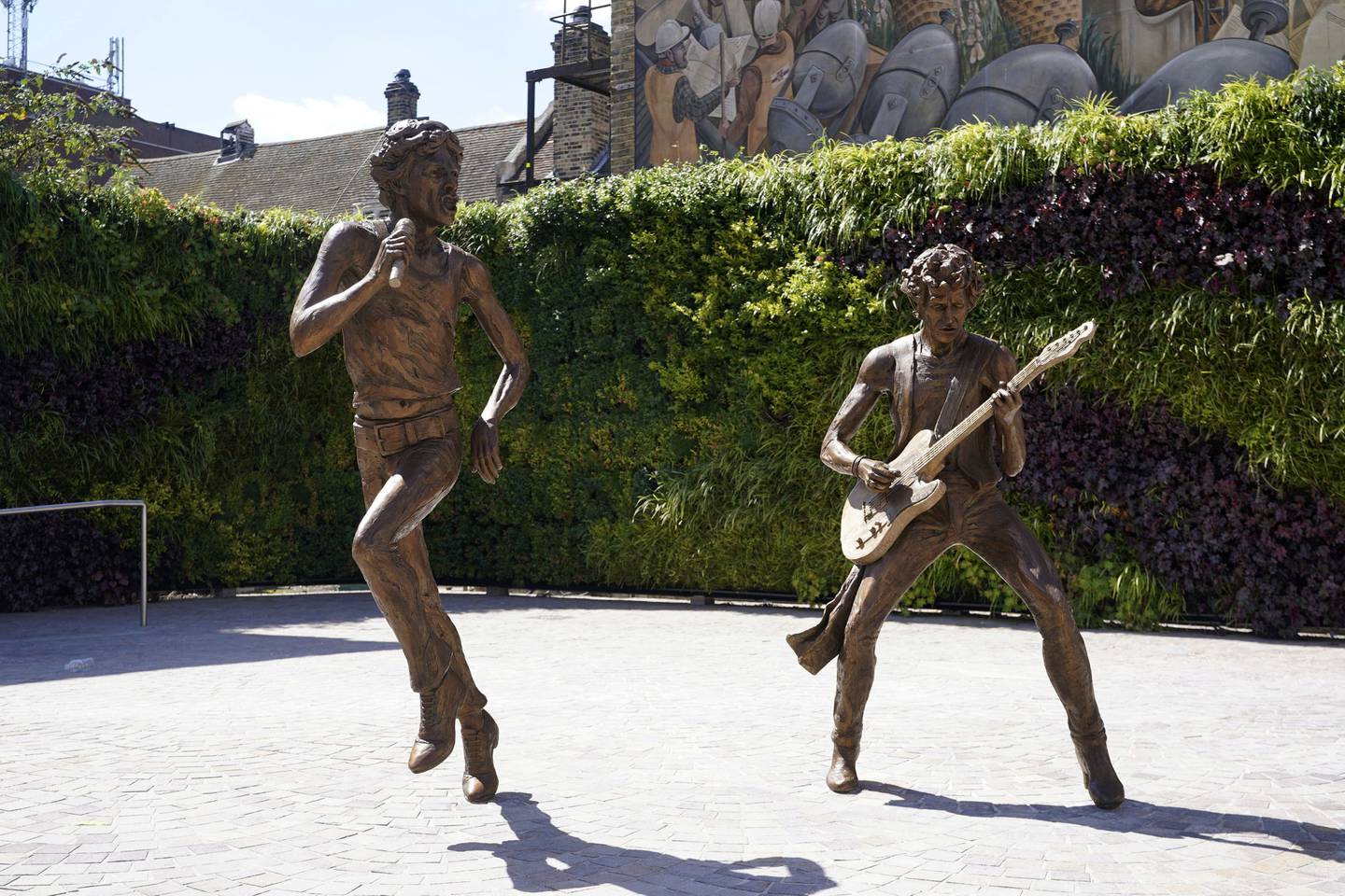 «The Glimmer Twins» er navnet på bronsestatuen avduket onsdag i britiske Dartford, hjembyen til Mick Jagger og Keith Richards. Foto: AP 