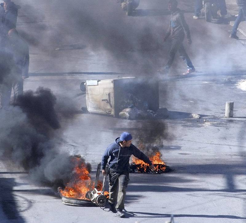 Demonstrantene lagde veisperringer i Kasserine i går.  FOTO: NTB SCANPIX