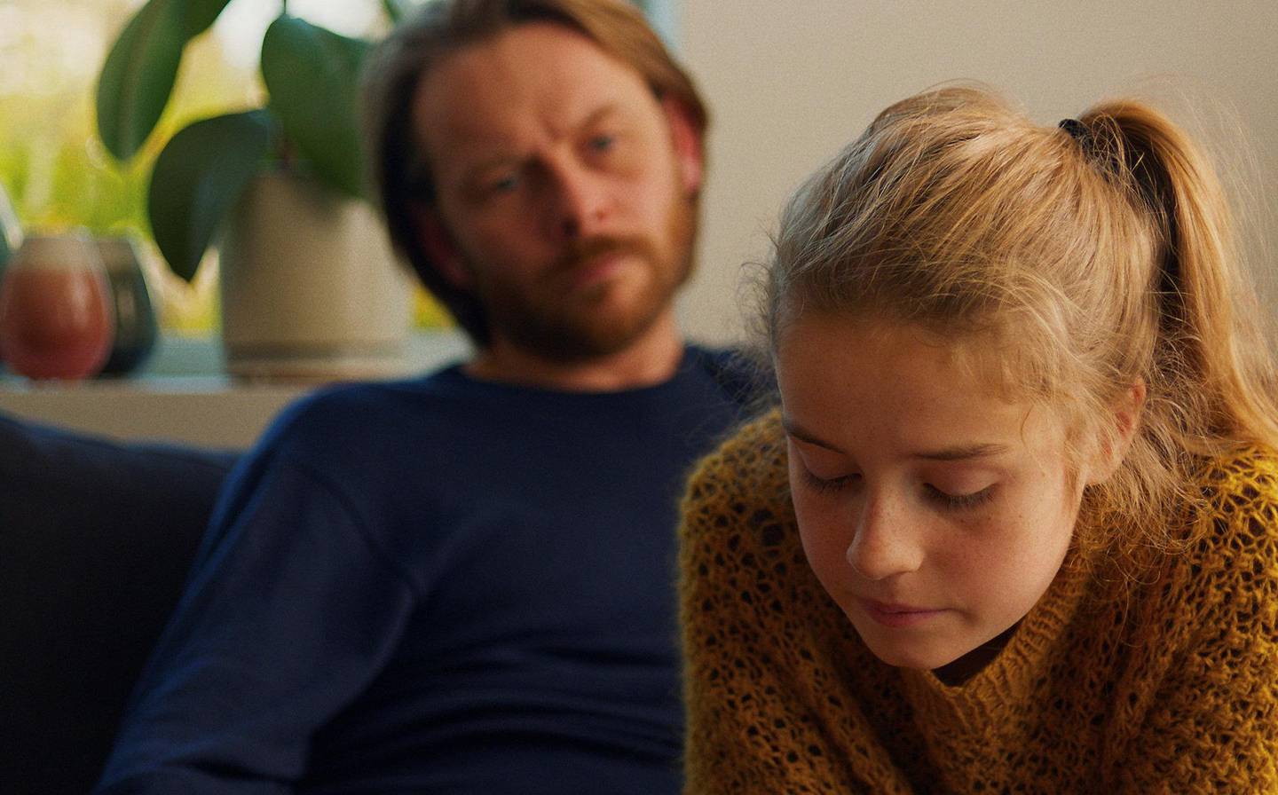 – Jeg liker å beskrive de store tingene gjennom det trivielle, sier Dag Johan Haugerud om «Barn» som har kinopremiere fredag. Her Jan Gunnar Røise og Ella Øverbye i en scene fra filmen.