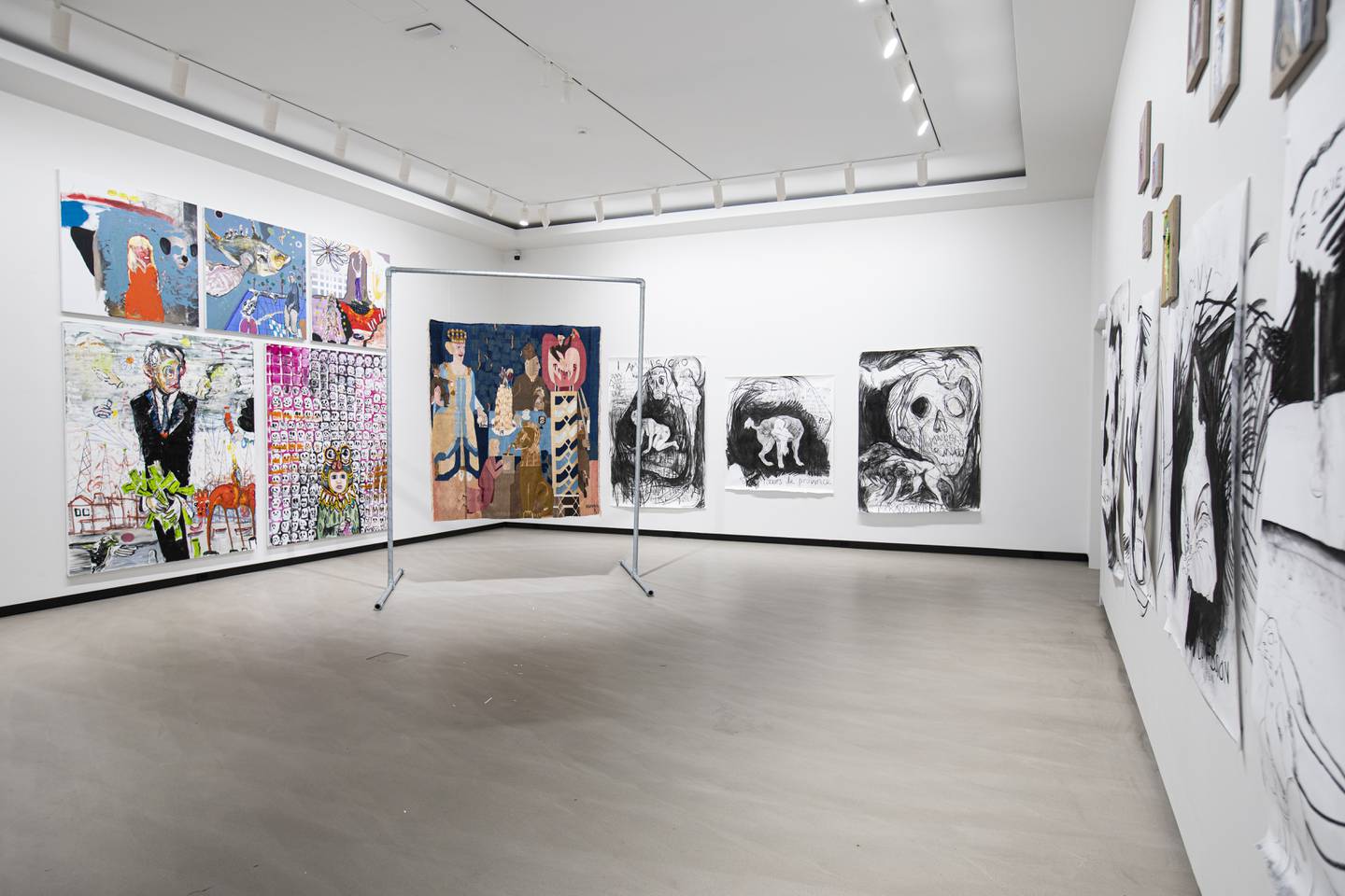 K-U-Ks bidrag til Hannah Ryggen-triennalen er en vital utstilling med Julie Ebbing og Hannah Ryggen Army. Hannah Ryggens billedvev «Schweden» (1946) omkranses av Ebbings store grafiske verk til høyre og Marius Amdams malerier til venstre.