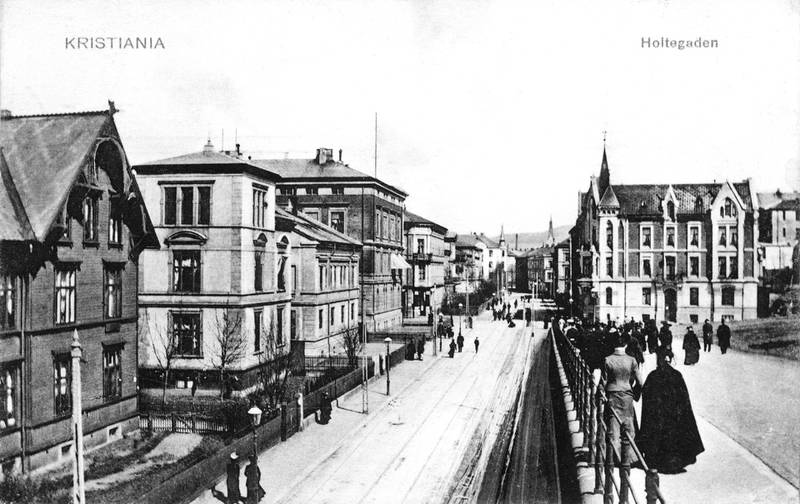 Forfatteren Johan Borgen ble født i Holtegata 14, det første huset til venstre, i 1902, og bodde her 1902–1903 og 1908–1929. Bildet er fra 1906.