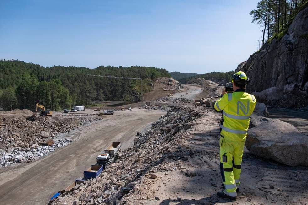 Det bygges veier som aldri før i Norge. Det krever sine dekar med natur. Ny firefelts motorvei mellom Kristiansand og Mandal, som skal stå ferdig neste høst, blir 25 meter bred.