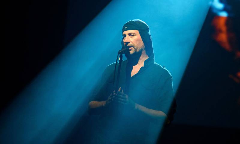 Laibachs Ivan Novak i kjent positur på scenen. Han gjester Oslo under Film Fra Sør.