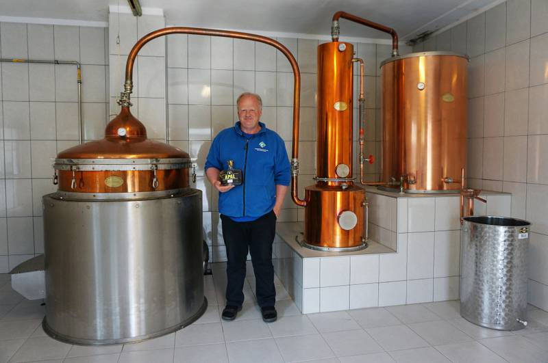 Her destillerer Nils Levke det fruktige eplebrennevinet Apal, som lagres på eikefat i tre år.