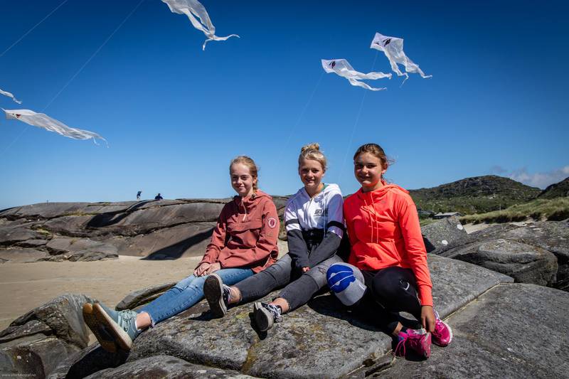 Kine Bore (13), Ida Li Bjelland (14), Siri Sola Lunde (14) bor alle i nærheten og synes dragefestivalen er en spennende og kjekk opplevelse.
