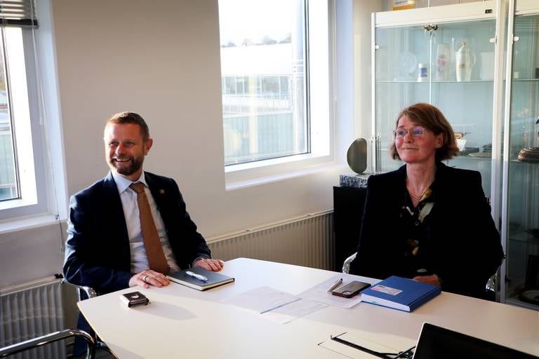 Mandag ble Bent Høie ønsket velkommen til Statens Hus av avtroppende statsforvalter Lone M. Solheim. Fra og med 1. november er Høie Rogalands nye statsforvalter.