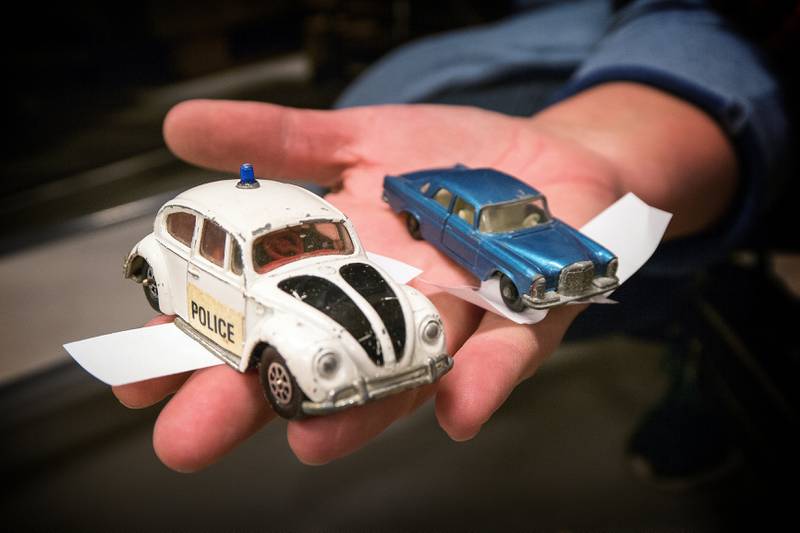 Under herrekvelden på torsdag skal flere ting auksjoneres bort - blant annet disse leketøysbilene. FOTO: ROY STORVIK