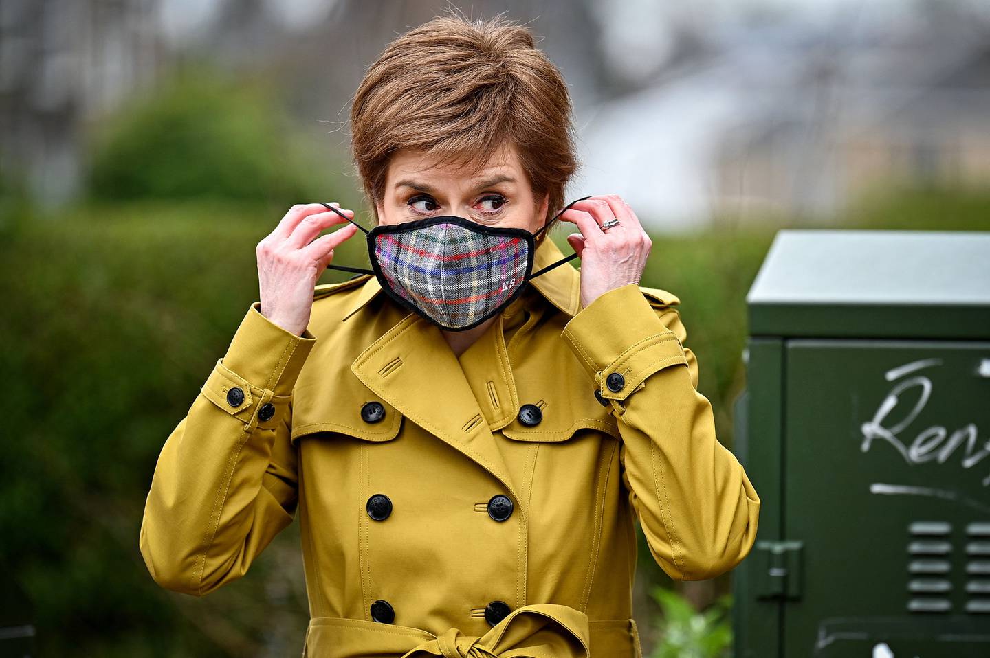 Skottlands førsteminister Nicola Sturgeon med skotskrutete munnbind.