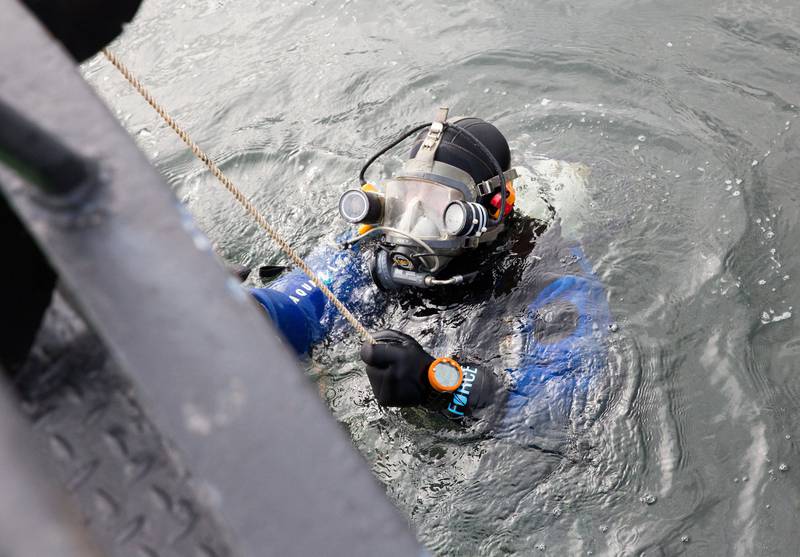 I går undersøkte en dykker området for å se hvordan situasjonen er på sjøbunnen. FOTO: KENNETH STENSRUD