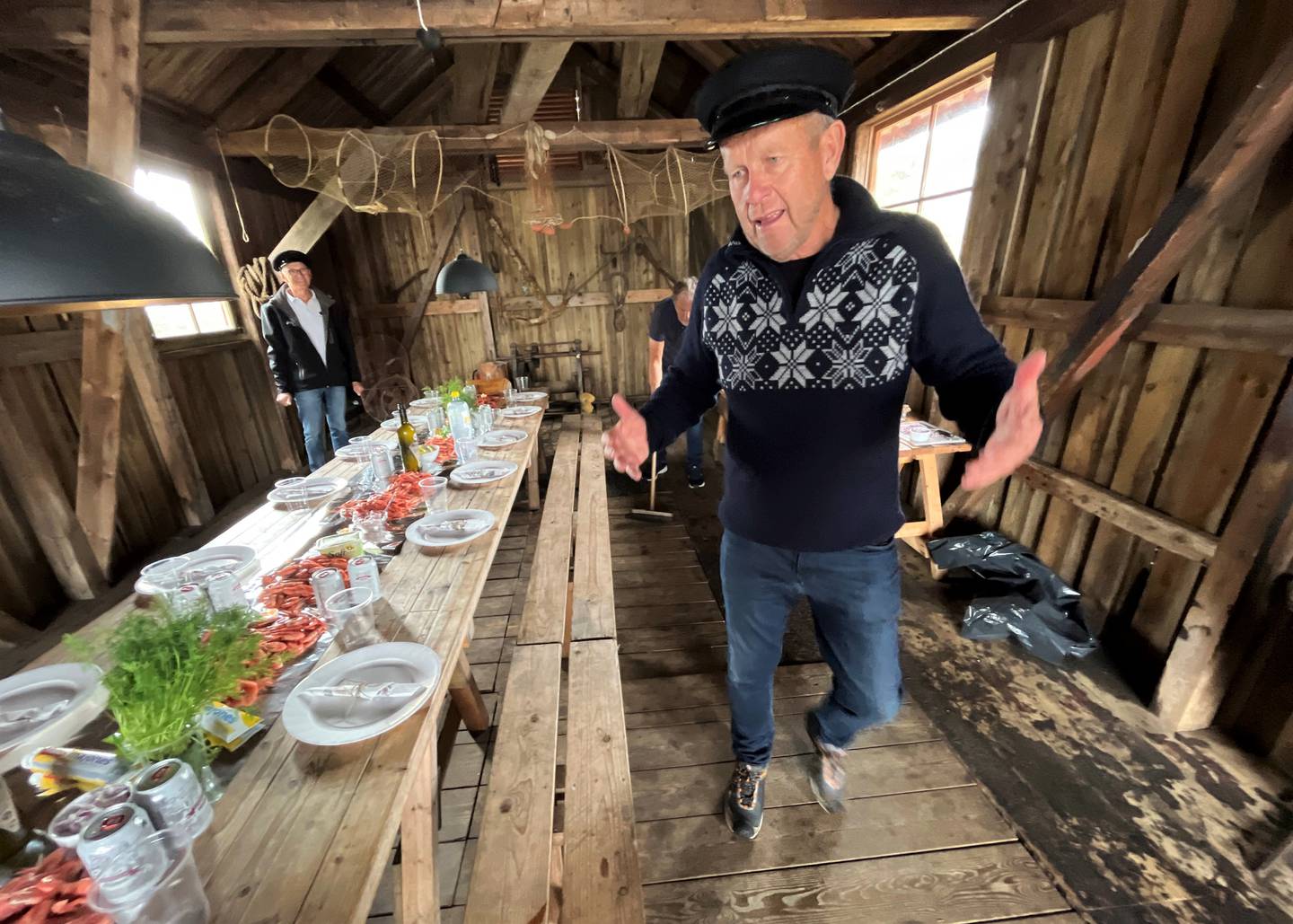 Ole Hansen er fornøyd med rekebordet til 30-årsfesten.