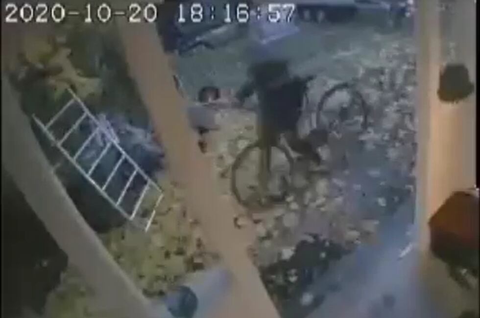 Det tar bare 14 sekunder fra Vidar Bangs sykkel står ved inngangsdøra, til den er borte. Video finner du i saken.