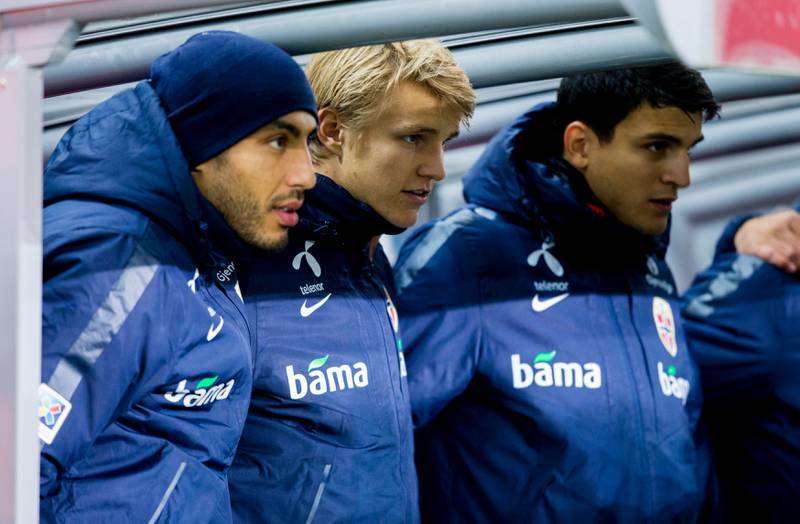 Martin Ødegaard, Haitam Aleesami (t.v.) og Mohamed Elyounoussi (t.h.) på benken på Ullevaal torsdag. De er alle aktuelle søndag. FOTO: VEGARD WIVESTAD GRØTT/NTB SCANPIX