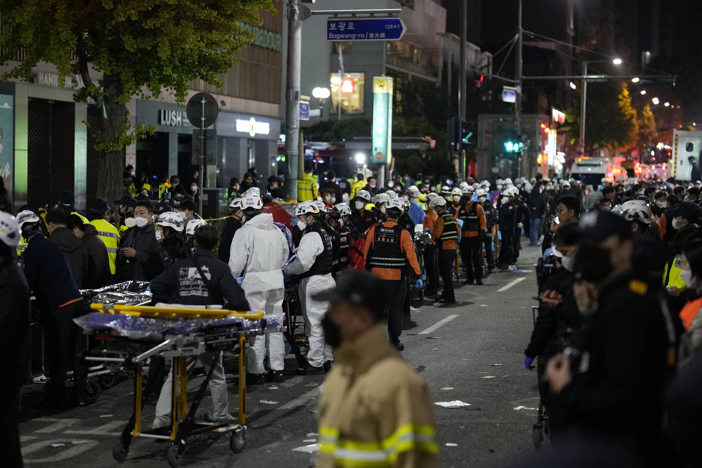 Redningsmannskaper i Seoul etter lørdagens tragedie.