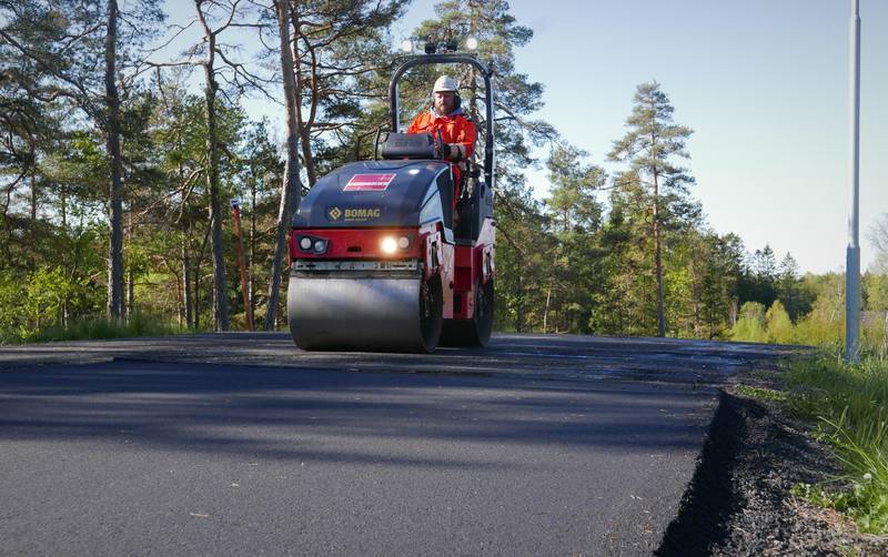 Veidekke har startet runde to med asfaltering på rulleskianlegget i Fredrikstadmarka. Her er Thomas Karlsen i sving på dampveivalsen.