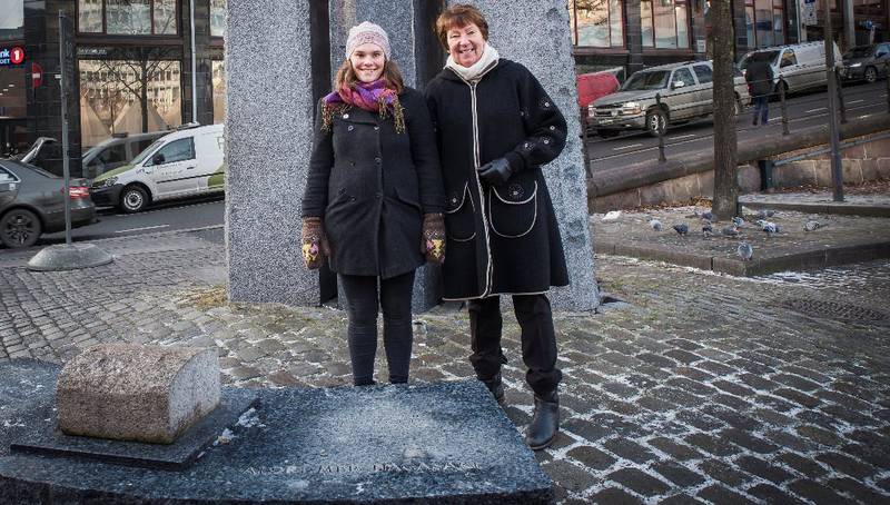 Ordfører Marianne Borgen og tidligere leder av ICAN Norge, Anne Marte Skaland foran Hiroshima-monumentet på Youngstorget.