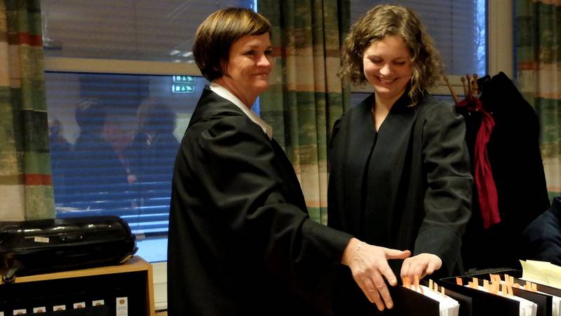Mette Yvonne Larsen (t.v.) og Inga Laupstad, som forsvarer den mannlige saksbehandleren, kom med en hel sekketralle dokumenter.