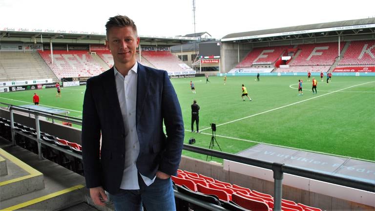 Færøyske Mikkjal Thomassen (46) er ny hovedtrener i Fredrikstad Fotballklubb fra 1. januar 2023.