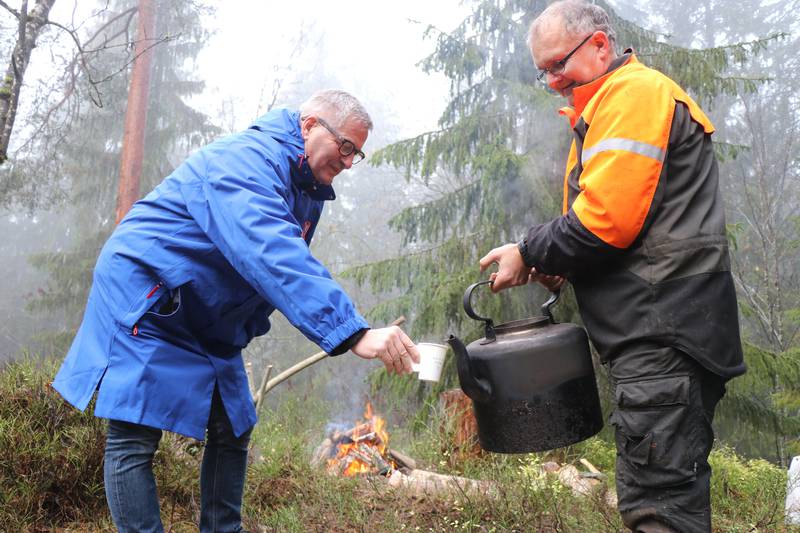 Ordfører Tore O. Hansen (H) får kaffe fra svartkjelen etter å ha blitt med kommunens Vei, natur og idrettsavdeling til skogs for å hogge juletregaver til Drammens vennskapsbyer i Tyskland og på Island.
