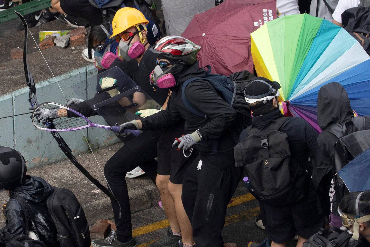 Demonstranter hadde med seg pil og bue i protestene ved det polytekniske universitetet i Hongkong. Foto: NTB scanpix
