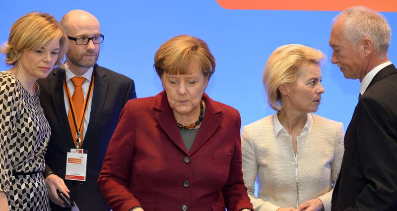 Nestleder Julia Klöckner i CDU (til høyre) og forsvarsminister Ursula von der Leyen (til venstre) er de heteste kronprinsessene til å ta over etter Angela Merkel (midten). FOTO: NTB SCANPIX