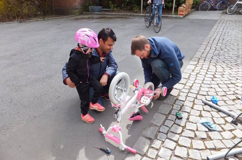 Både store og små må ha god sykkel til sesongen. Her hjelper Rasmus Huss til på et tidligere arrangement. FOTO: Privat