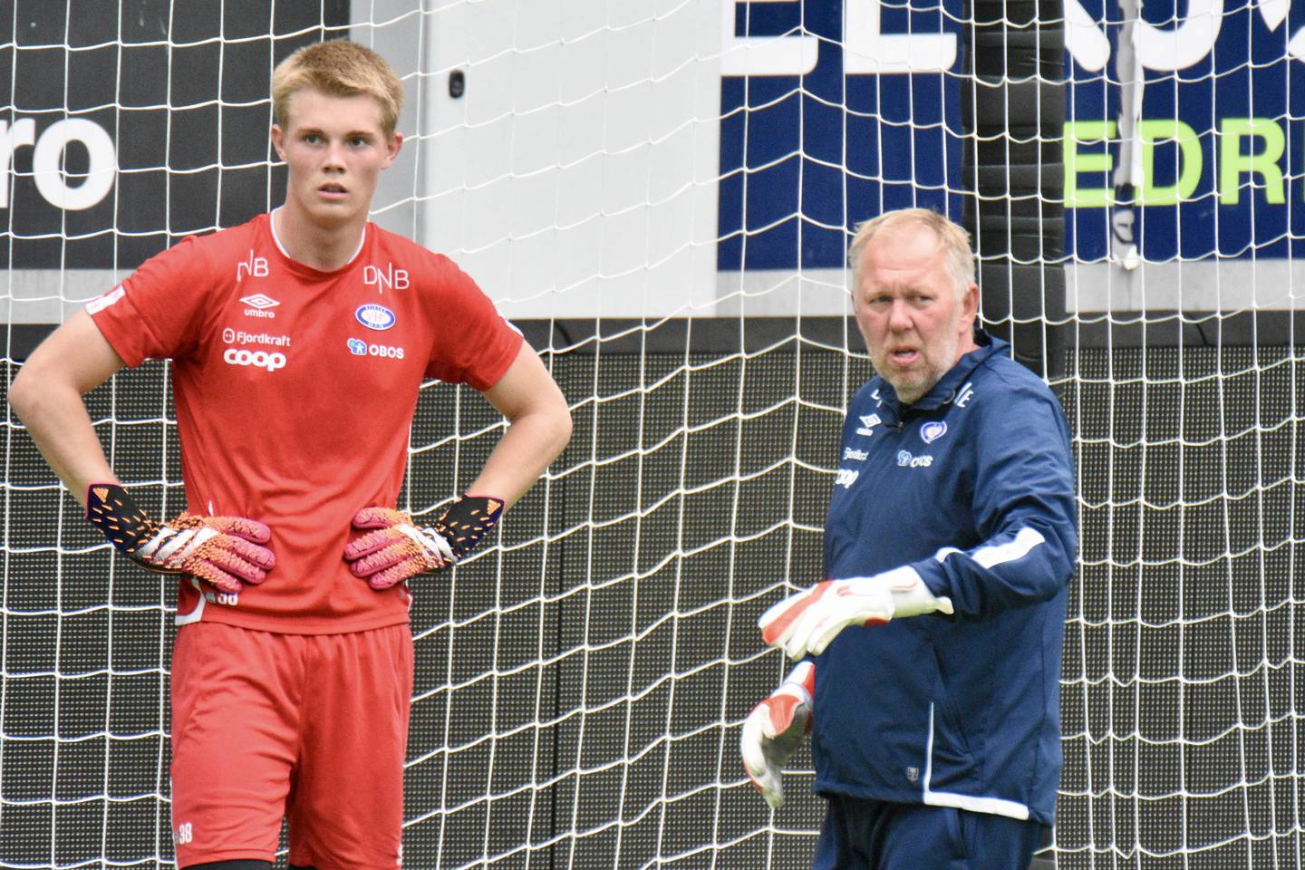 Magnus Smelhus Sjøeng og keepertrener Gjermund Østby på torsdagens Vålerenga-trening. Foto: