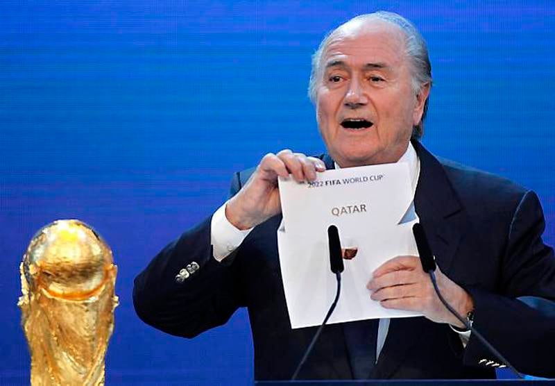 Sepp Blatter idet han offentliggjorde Qatar som VM-nasjon. FOTO: MICHAEL PROBST/NTB SCANPIX