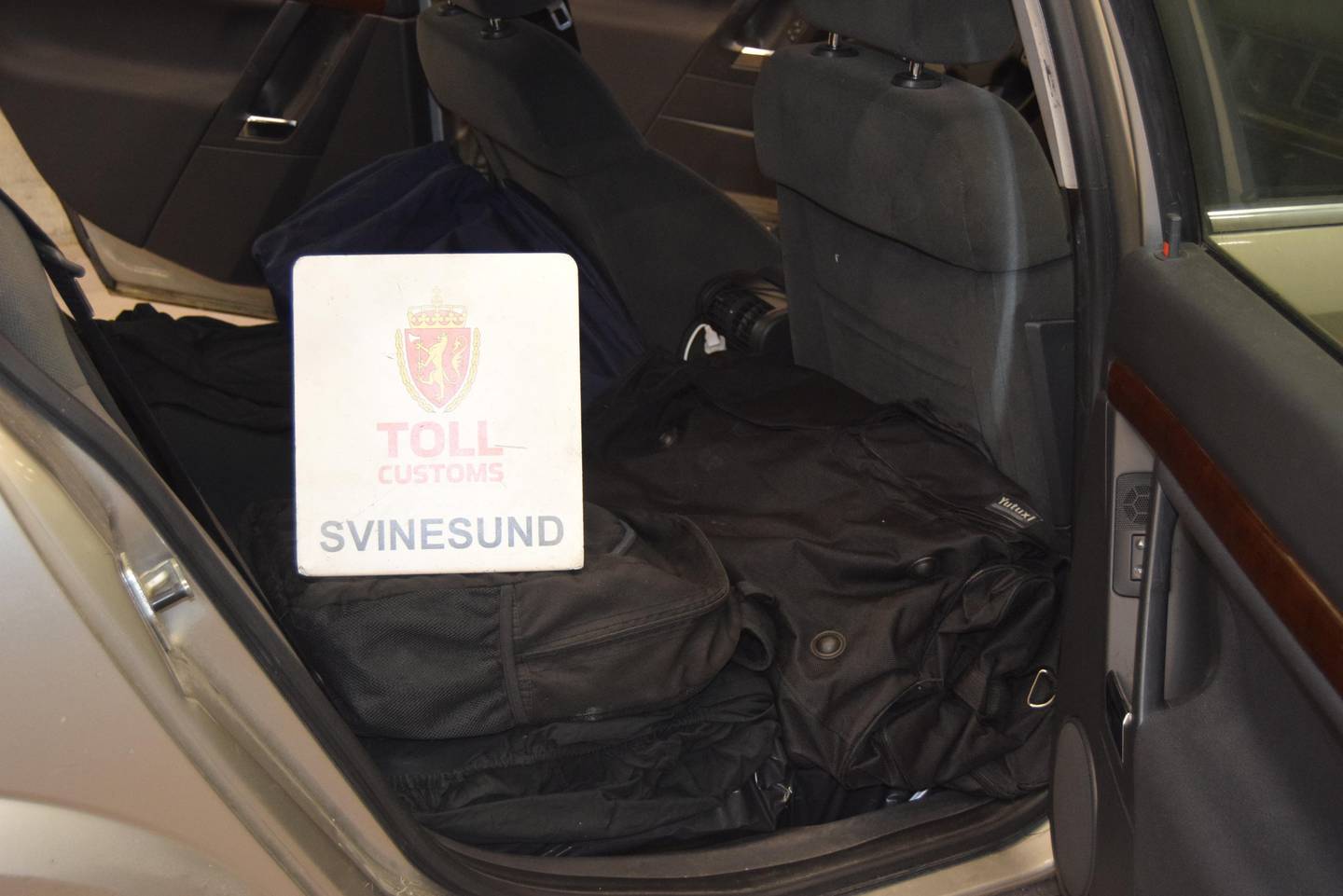 Alkoholen var forsøkt skjult i bagger og under pledd i bilens baksete og bagasjerom.