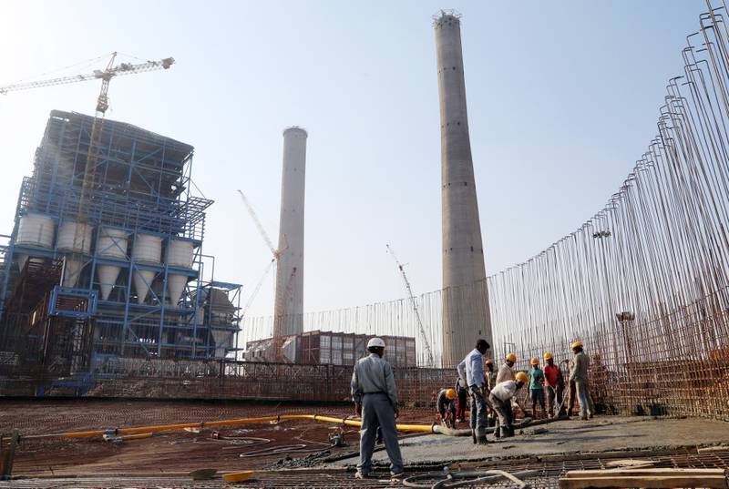 Byggeplasser slik som denne i Kudgi i India, har det blitt klart færre av det siste året. Interessen for å finansiere og bygge nye kullkraftverk faller, viser ny global rapport. 