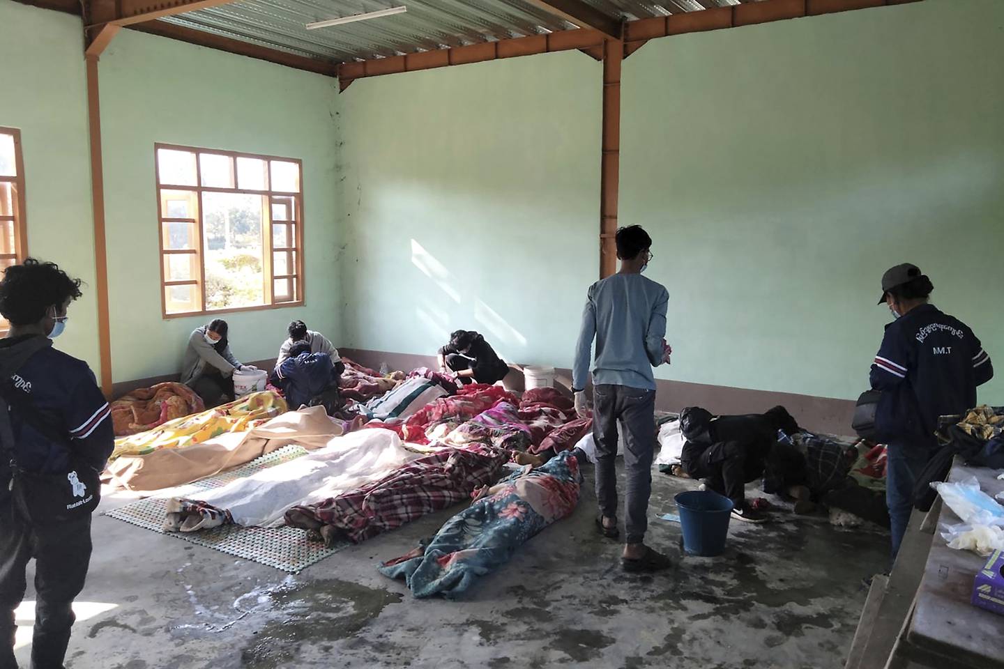 Ofre for et luftangrep i en bygning i Kanan søndag 7. januar. Minst ni barn ble drept i angrepene, som Myanmars militære anklages for å ha stått bak.