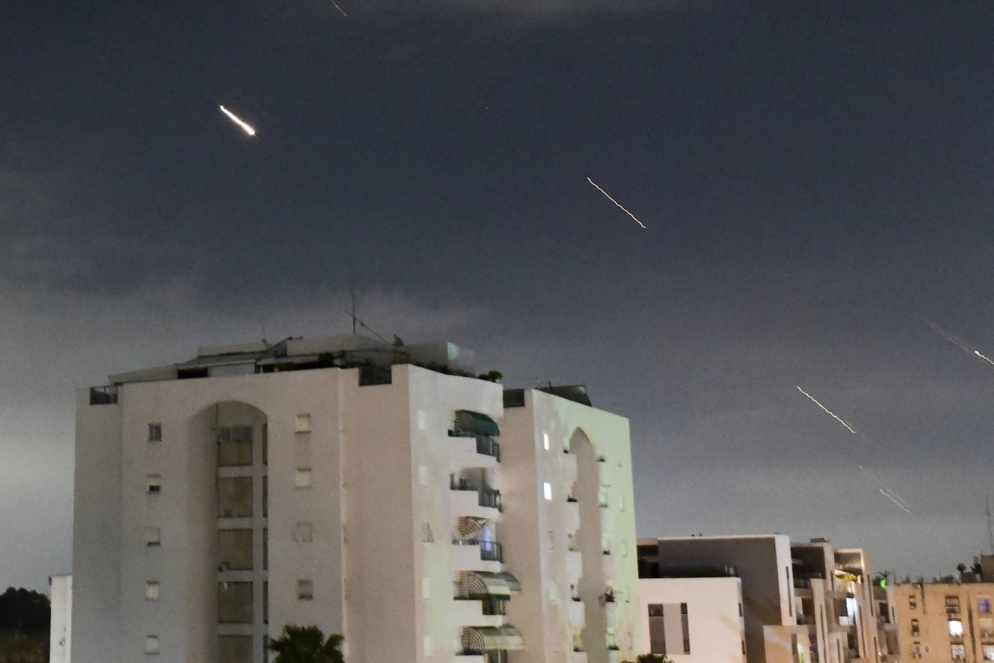 Israelske luftvernsystemer skyter ned raketter avfyrt av Iran natt til søndag.