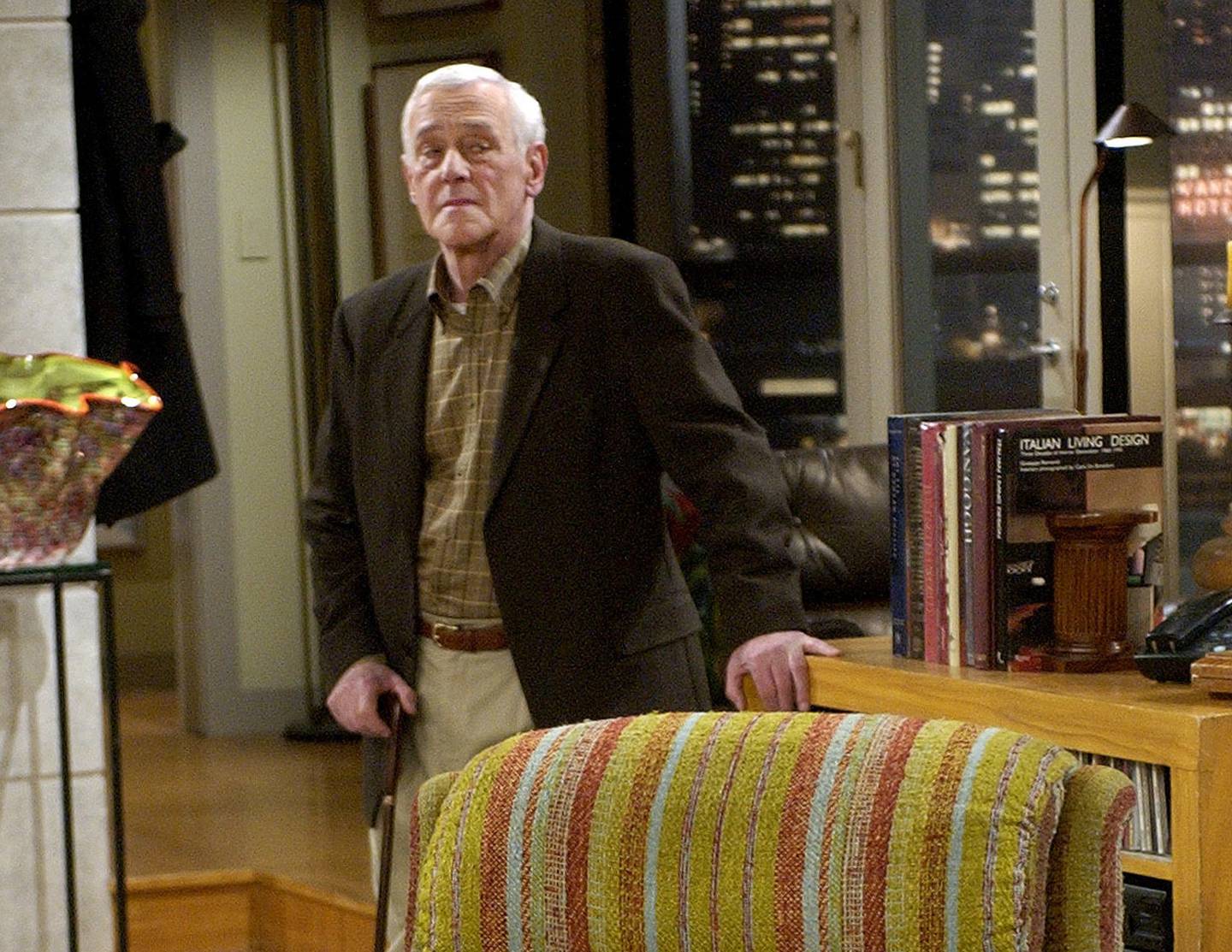 John Mahoney spilte Martin Crane, far til Frasier og Niles i den opprinneliger serien. Skuespilleren gikk bort i 2018, 77 år gammel. Her fra innspillingen av siste episode av «Frasier» i 2004.