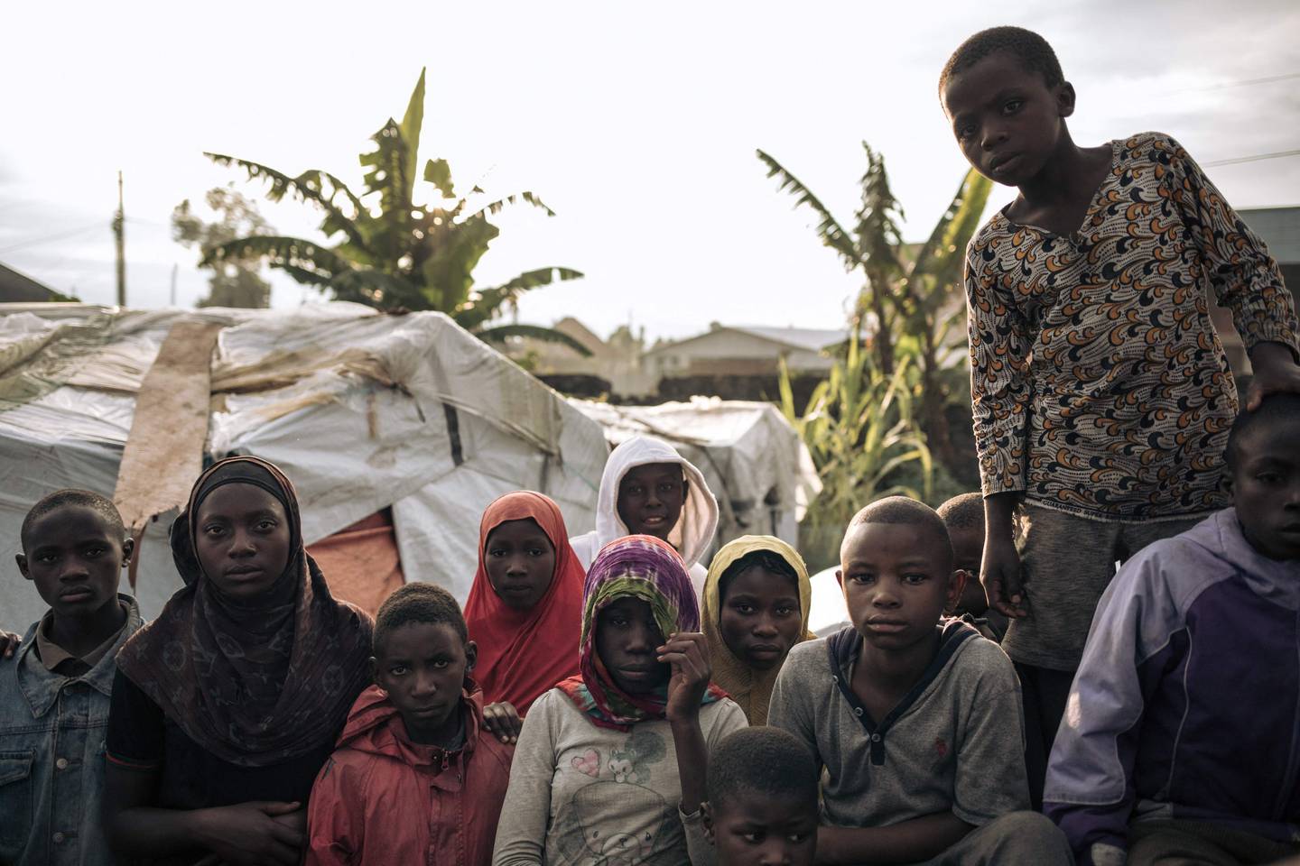 Muslimske barn som er internt fordrevet etter angrep fra opprørsbevegelsen som kalles M23, venter på å bryte fasten under ramadan i leiren der de oppholder seg i Goma.