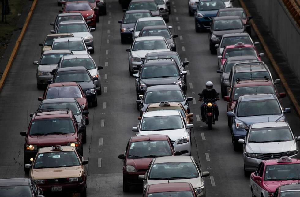 Det er bil, bil, bil, uavhengig av hva en smått moralsk og klimatisk forarget nordmann måtte mene om saken. Bildet er fra en kraftig trafikkert gate i Mexico City.