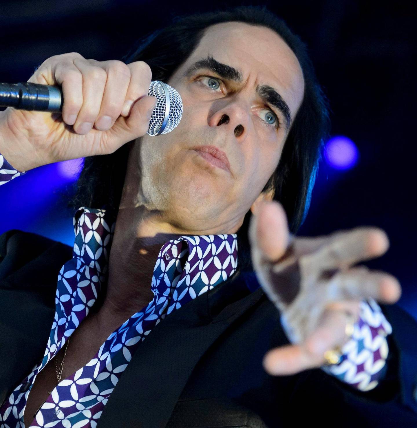Nick Cave står for et av høydepunktene på den nye hyllesten til Marc Bolan med sin versjon av «Cosmic Dancer».
Foto: Laurent Gillieron/ AP/NTB Scanpix