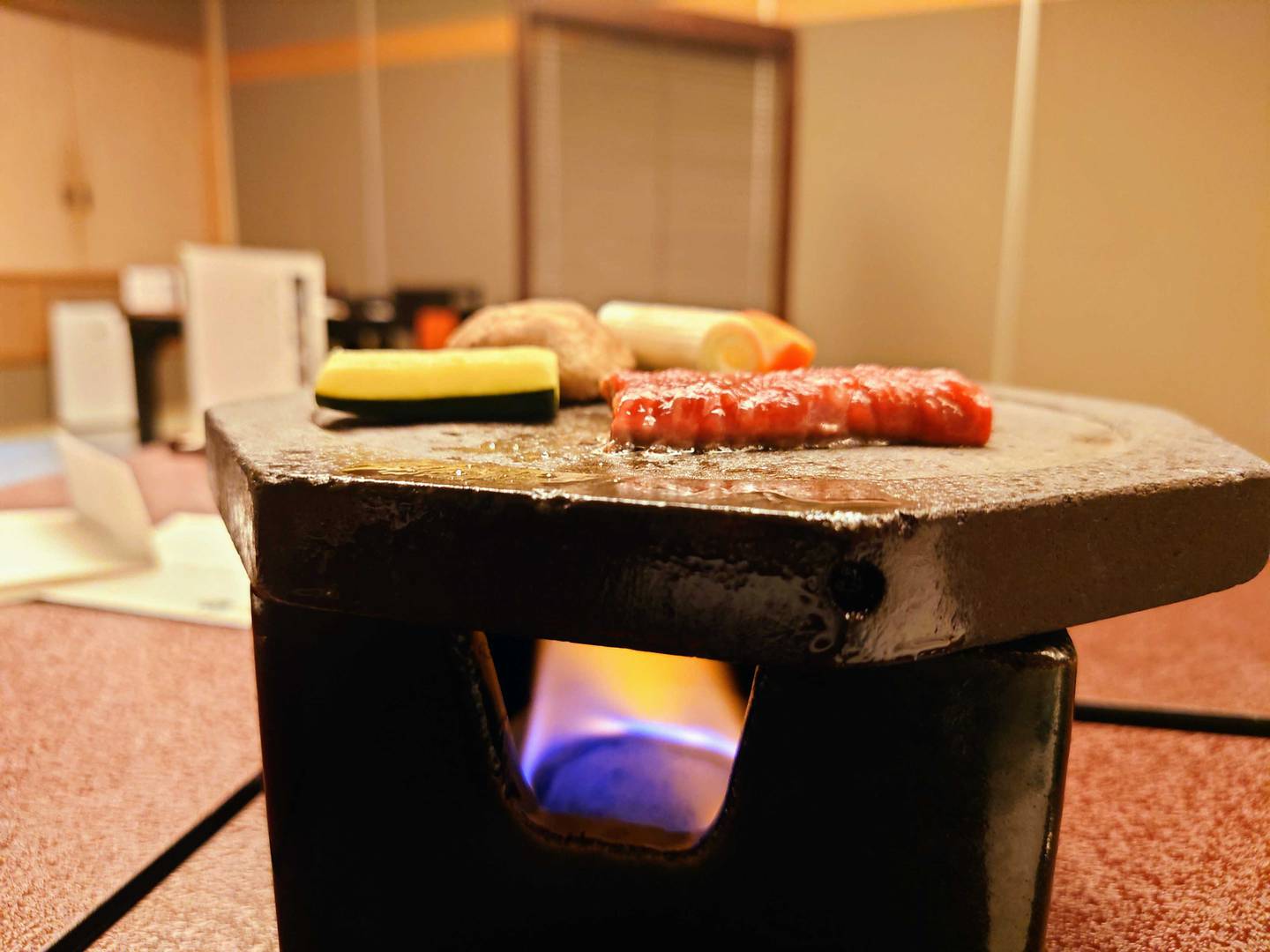 Wagyu-biff stekes på lavaflamme i verdens eldste hotell Nishiyama Onsen Keiunkan, Japan