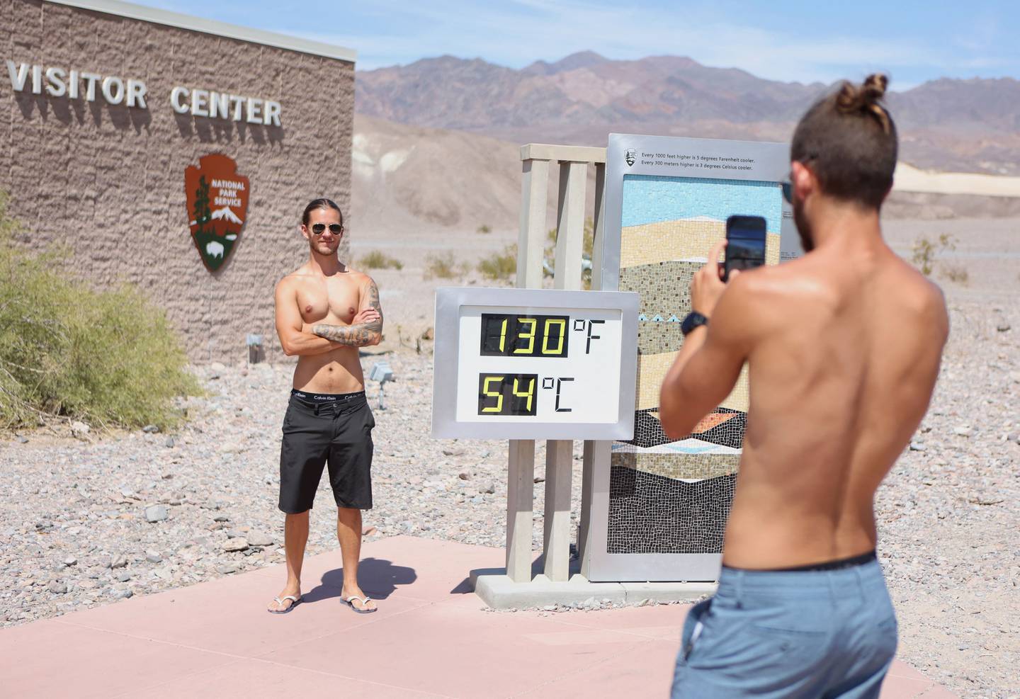 To brødre i bar overkropp besøker Death Valley en varm julidag.