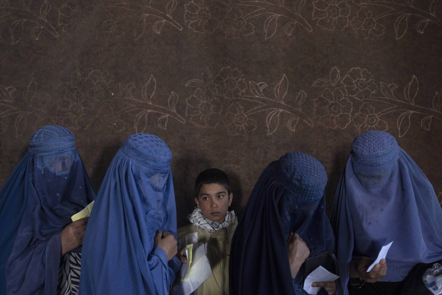 Afghanske kvinner er pålagt å bære den heldekkende burkaen under Talibans regime. Amnesty Internasjonal kritiserer Taliban for å knuse kvinners og jenters rettigheter, og ber det internasjonale samfunnet prøve å hjelpe kvinnene i landet. Foto: AP / NTB