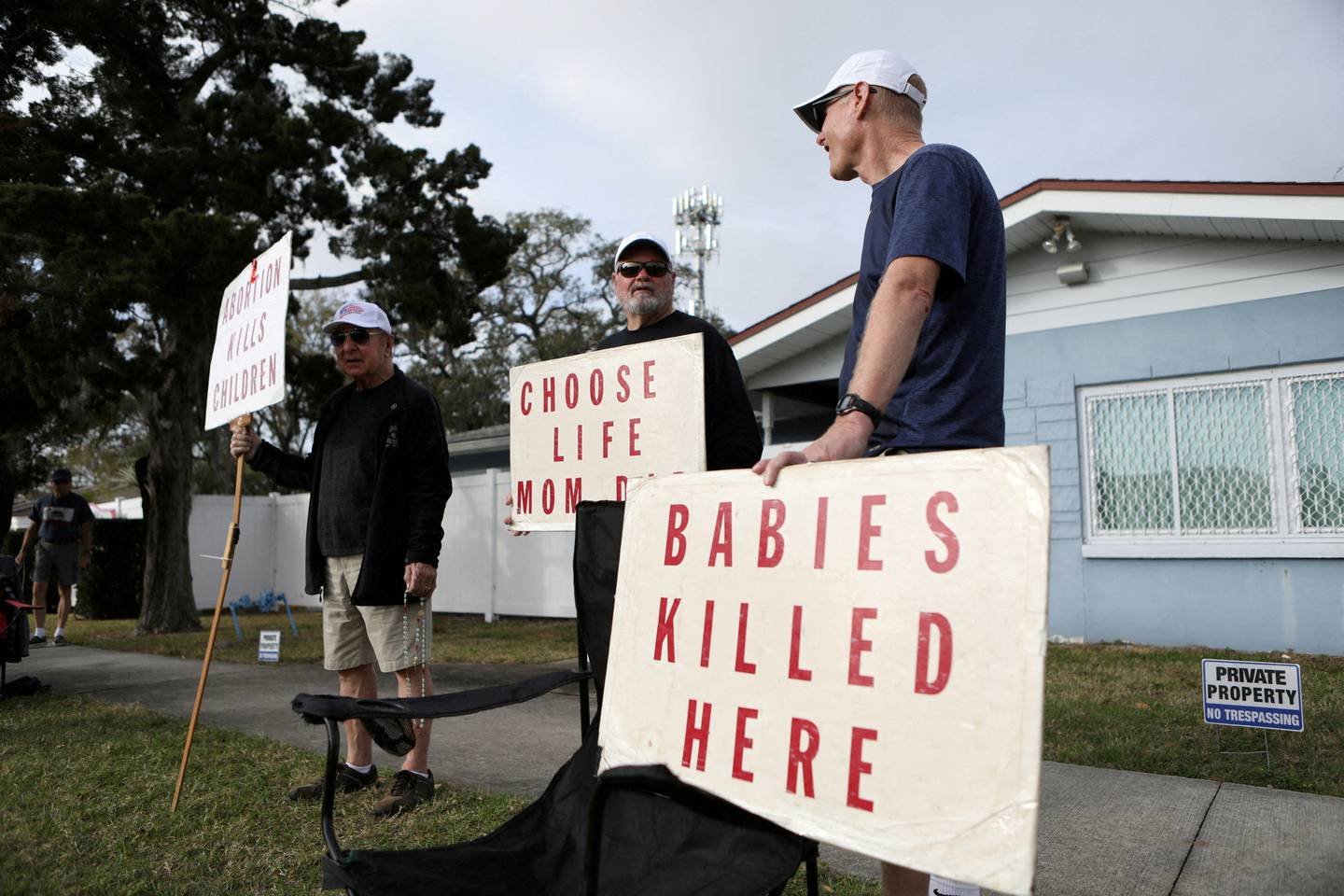 Abortmotstandere demonstrerer utenfor en abortklinikk i Clearwater i Florida i februar. Kvinner fra nabostater har reist til Florida for å få abort, men nå strammes loven sterkt inn også der.