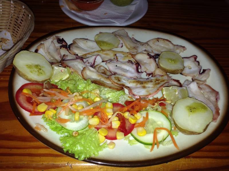 Grillet blekksprut fra en restaurant nedenfor Sabinosa på El Hierro.