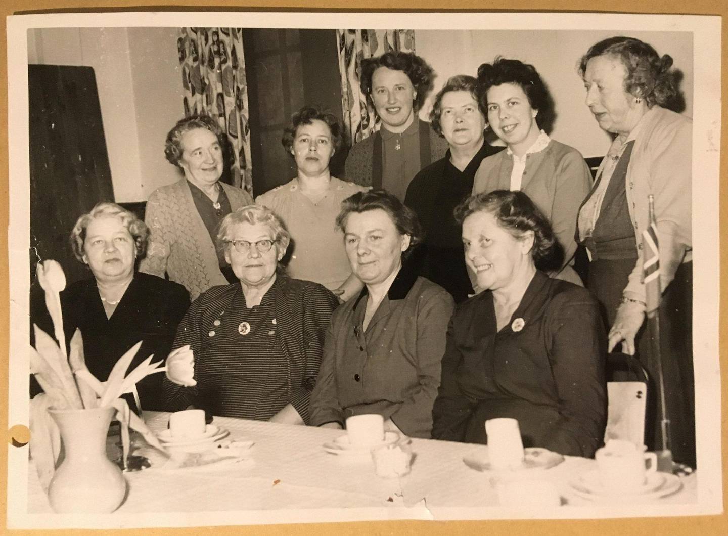 Styret i Simensbråten kvinneforening i 1959. da Gullette Andresen (briller) gikk av som leder. Foto: Privat/Res Publica forlag