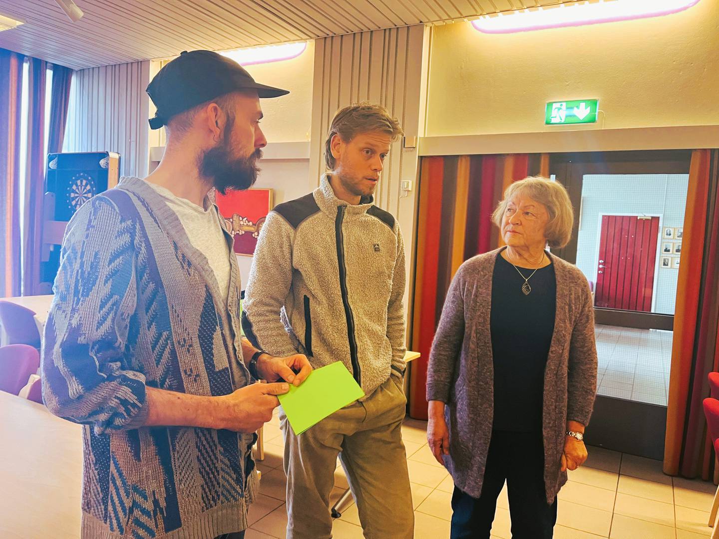 Ungdomsdiakon Ørjan Kalmar Frøvik i samtale med lærer Vetle Bråthen Blekken og frivillig Marit Torp.