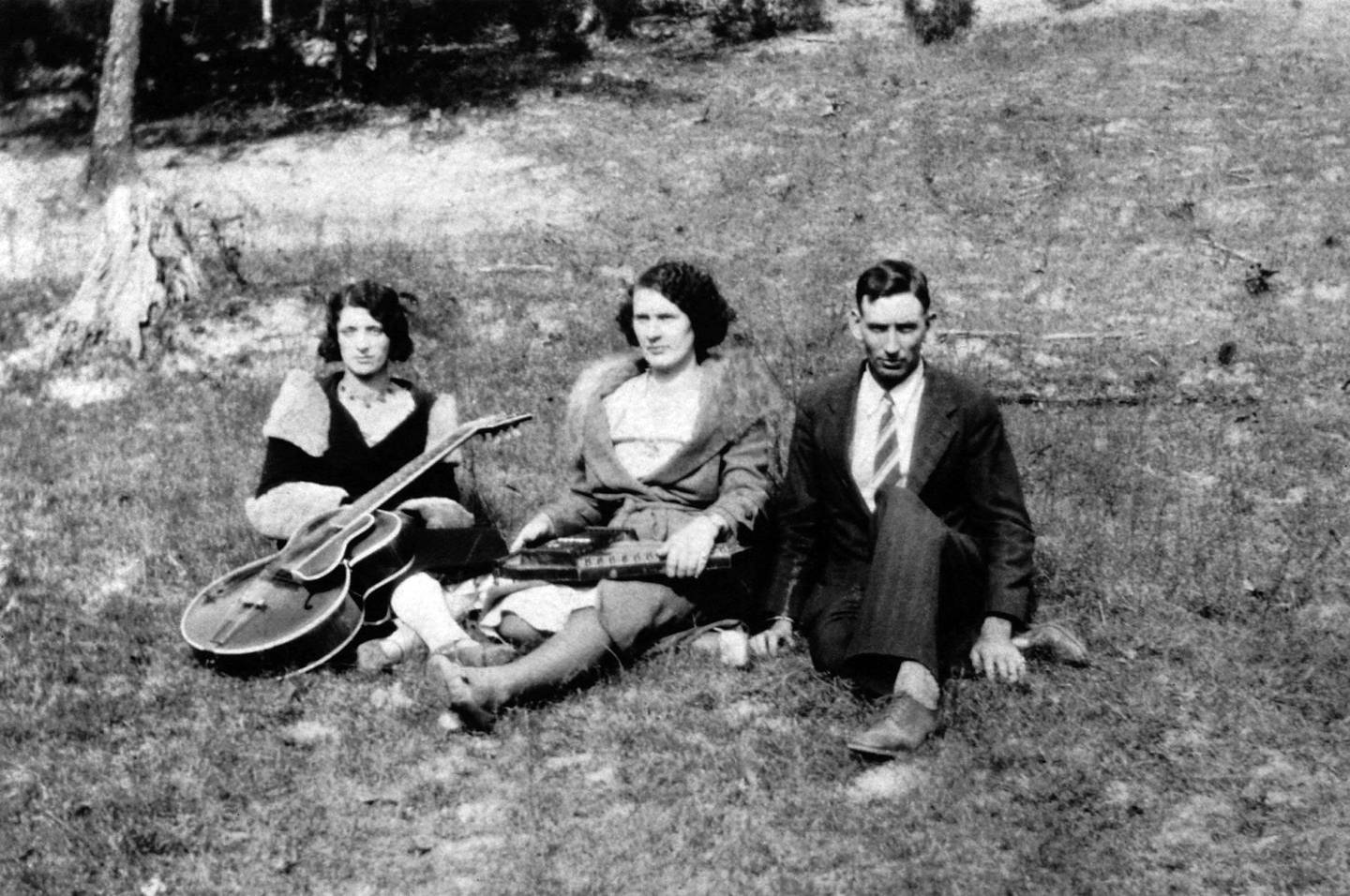 The Carter Family – Maybell, Sara og A.P. Carter fotografert rundt starten for familieforetaket i 1927. Foto: Richard Weize/NRK