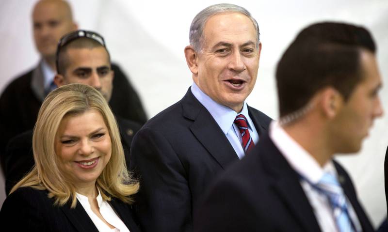 Statsminister Benjamin Netanyahus kone, Sara, er i politiets søkelys for angivelig å ha ført private utgifter på statens regning.
